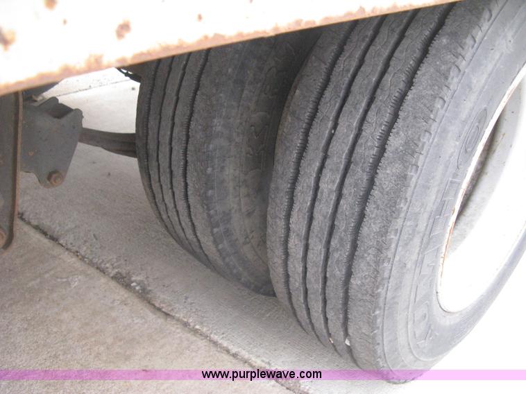 image for item I5577 2001 Interstate 40TDL tilt deck trailer