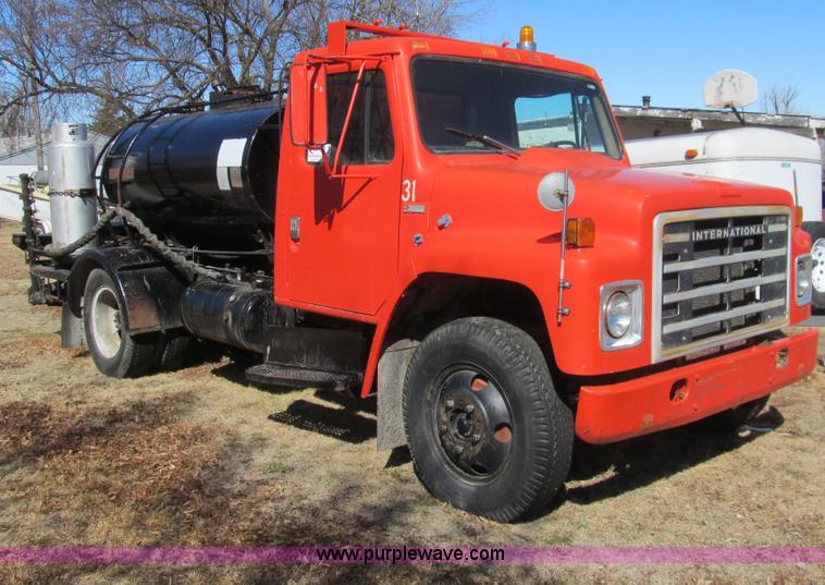 image for item I7147 1981 International S1624 oil distribution truck
