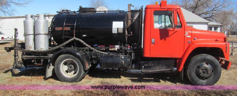image for item I7147 1981 International S1624 oil distribution truck