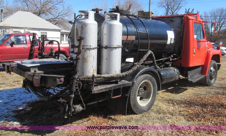 image for item I7147 1981 International S1624 oil distribution truck