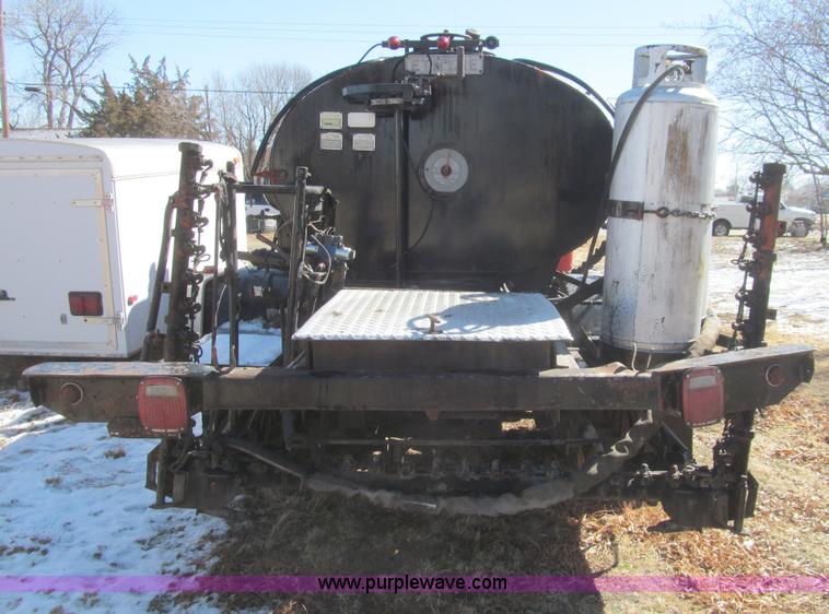 image for item I7147 1981 International S1624 oil distribution truck