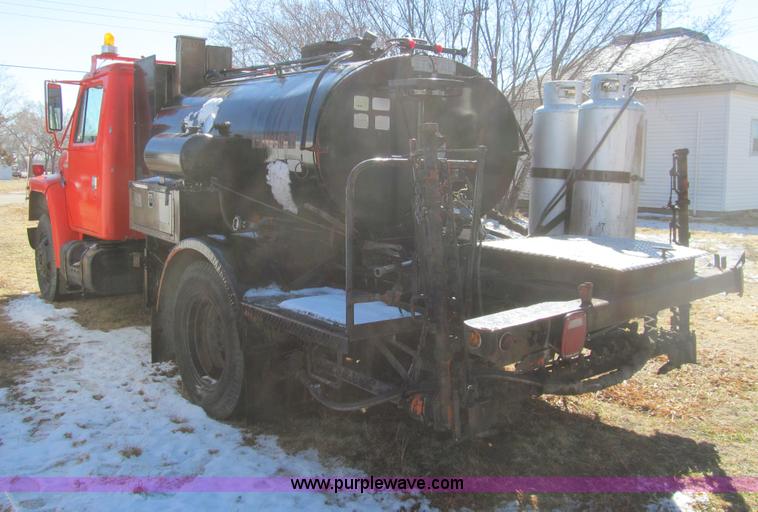 image for item I7147 1981 International S1624 oil distribution truck