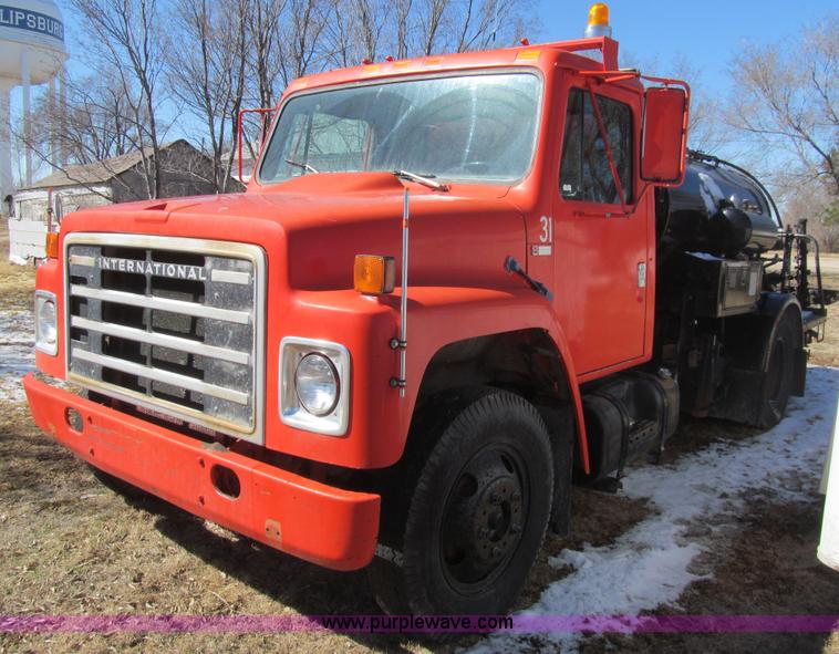 image for item I7147 1981 International S1624 oil distribution truck
