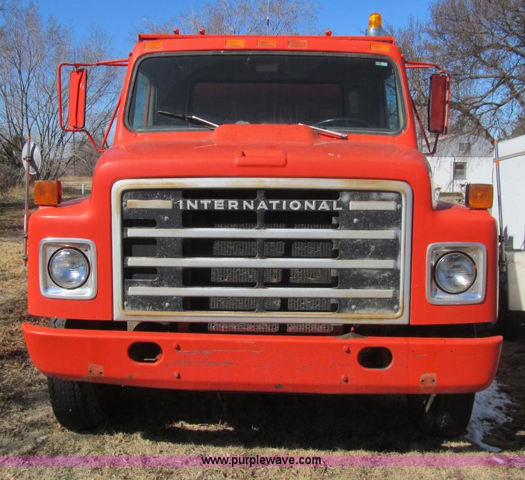 image for item I7147 1981 International S1624 oil distribution truck