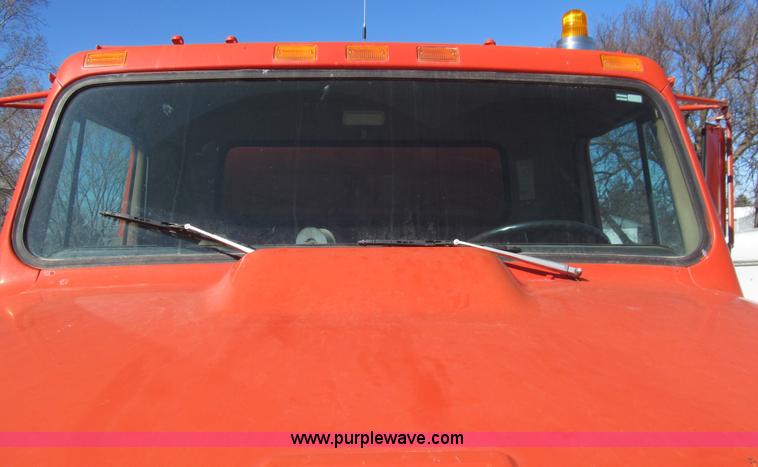 image for item I7147 1981 International S1624 oil distribution truck