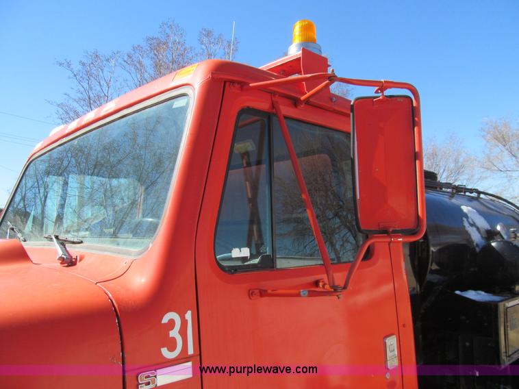 image for item I7147 1981 International S1624 oil distribution truck