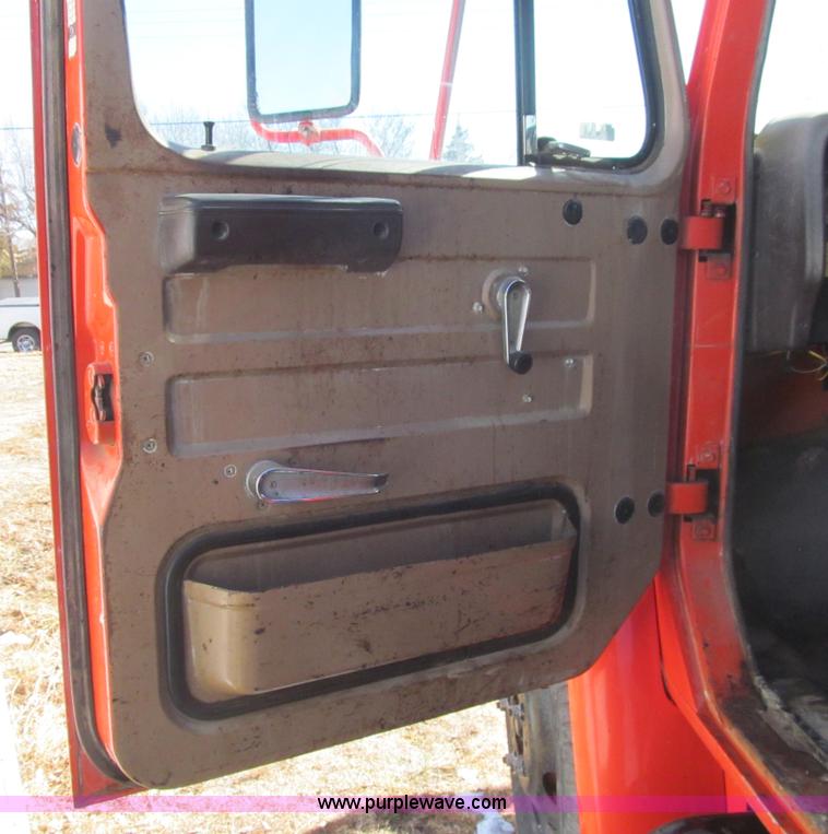 image for item I7147 1981 International S1624 oil distribution truck