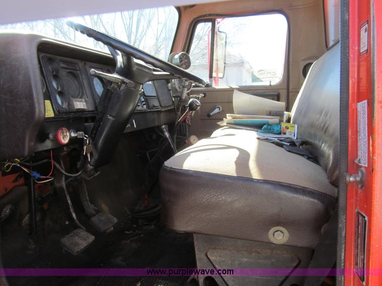 image for item I7147 1981 International S1624 oil distribution truck