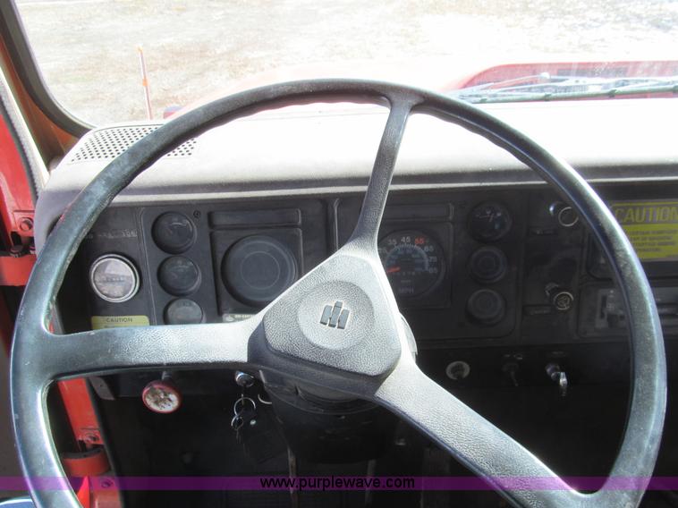 image for item I7147 1981 International S1624 oil distribution truck