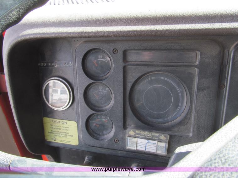 image for item I7147 1981 International S1624 oil distribution truck