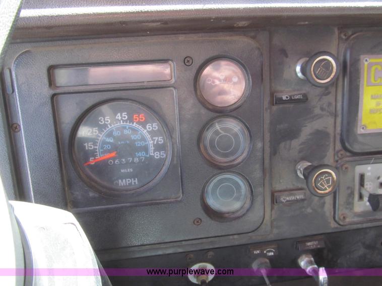 image for item I7147 1981 International S1624 oil distribution truck