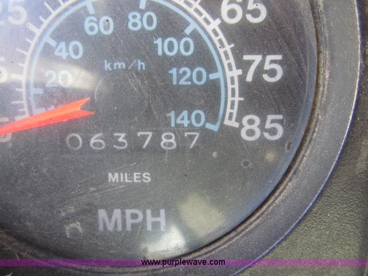 image for item I7147 1981 International S1624 oil distribution truck