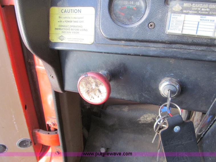 image for item I7147 1981 International S1624 oil distribution truck