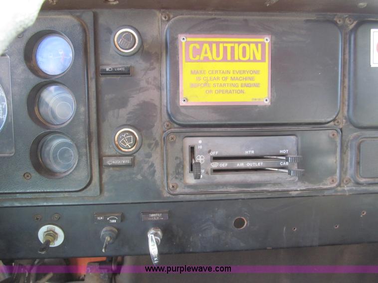 image for item I7147 1981 International S1624 oil distribution truck