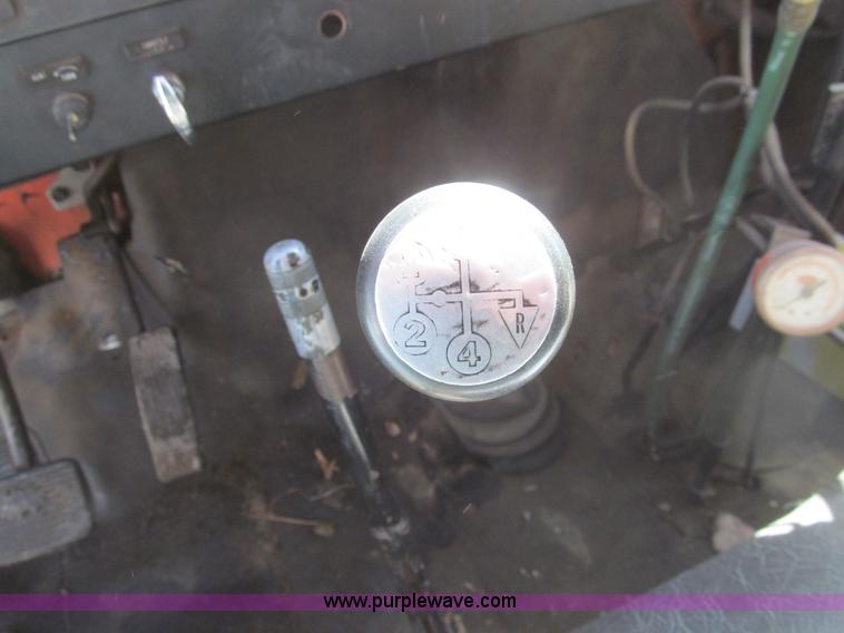 image for item I7147 1981 International S1624 oil distribution truck