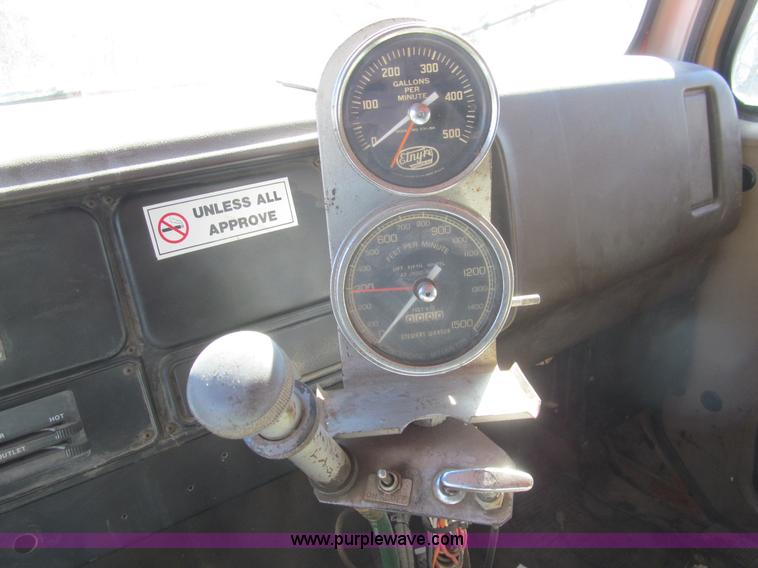 image for item I7147 1981 International S1624 oil distribution truck