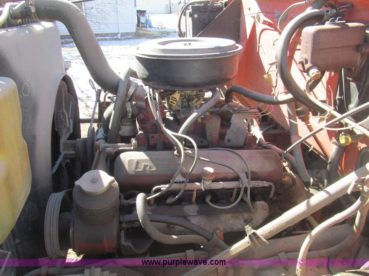 image for item I7147 1981 International S1624 oil distribution truck