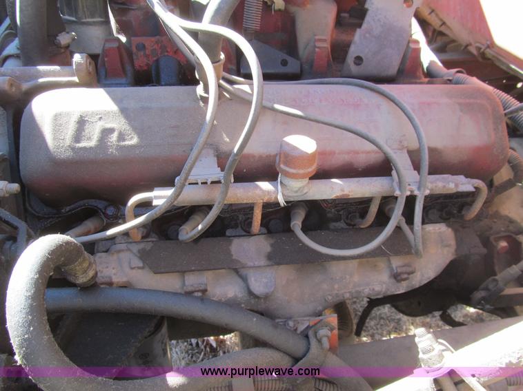 image for item I7147 1981 International S1624 oil distribution truck