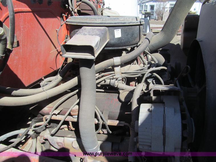 image for item I7147 1981 International S1624 oil distribution truck