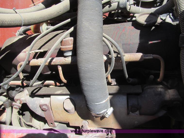 image for item I7147 1981 International S1624 oil distribution truck