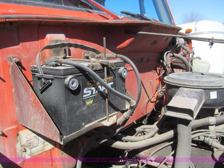 image for item I7147 1981 International S1624 oil distribution truck