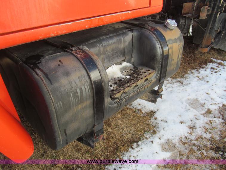 image for item I7147 1981 International S1624 oil distribution truck