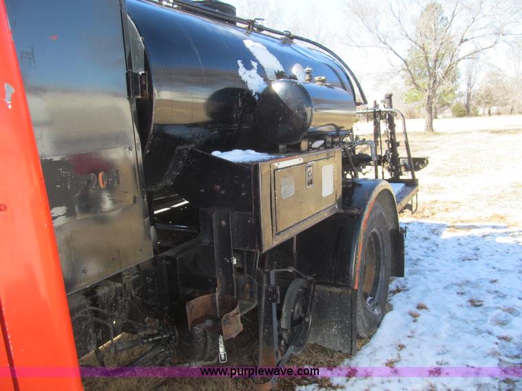 image for item I7147 1981 International S1624 oil distribution truck