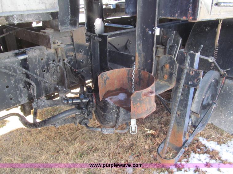 image for item I7147 1981 International S1624 oil distribution truck