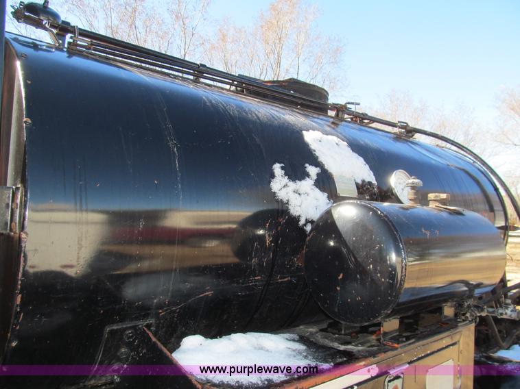 image for item I7147 1981 International S1624 oil distribution truck