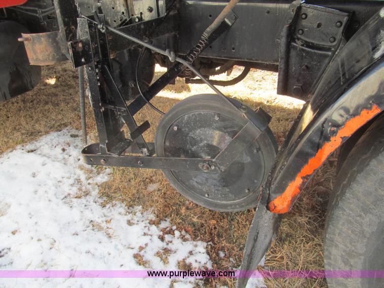 image for item I7147 1981 International S1624 oil distribution truck