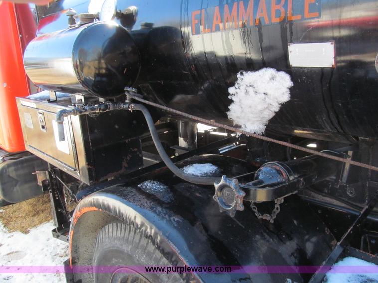 image for item I7147 1981 International S1624 oil distribution truck