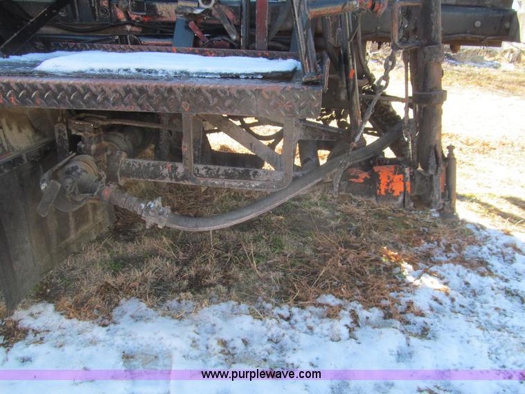 image for item I7147 1981 International S1624 oil distribution truck