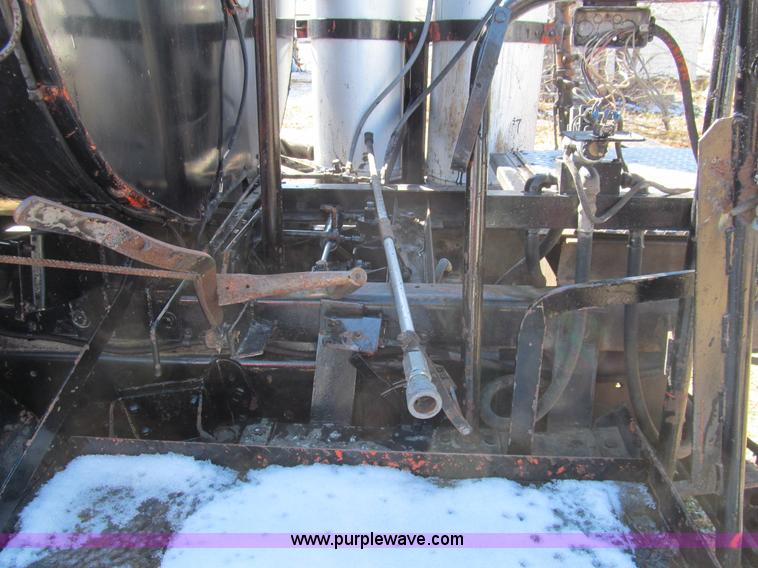 image for item I7147 1981 International S1624 oil distribution truck