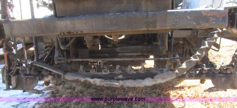 image for item I7147 1981 International S1624 oil distribution truck