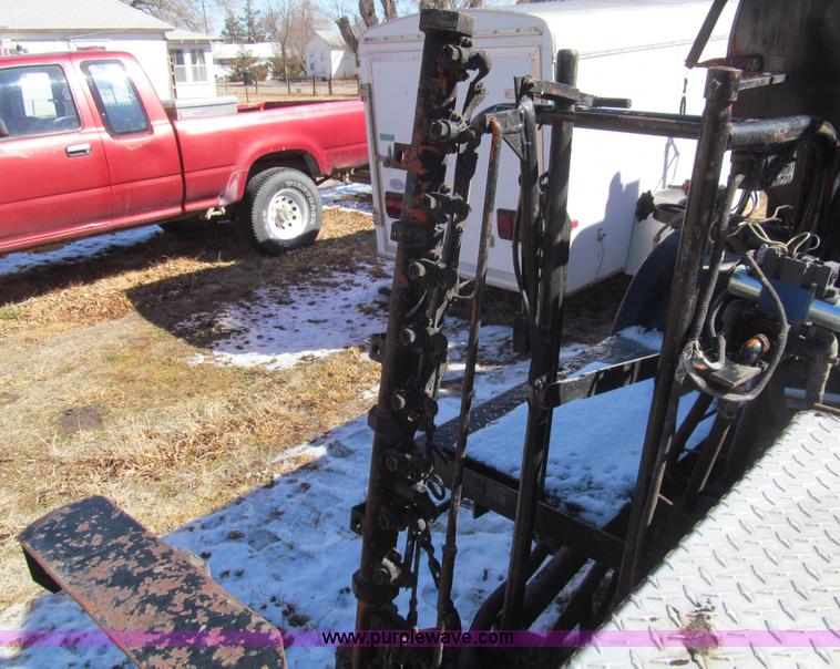 image for item I7147 1981 International S1624 oil distribution truck