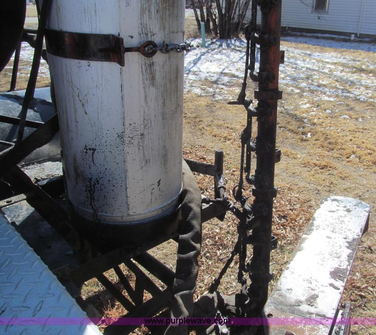 image for item I7147 1981 International S1624 oil distribution truck