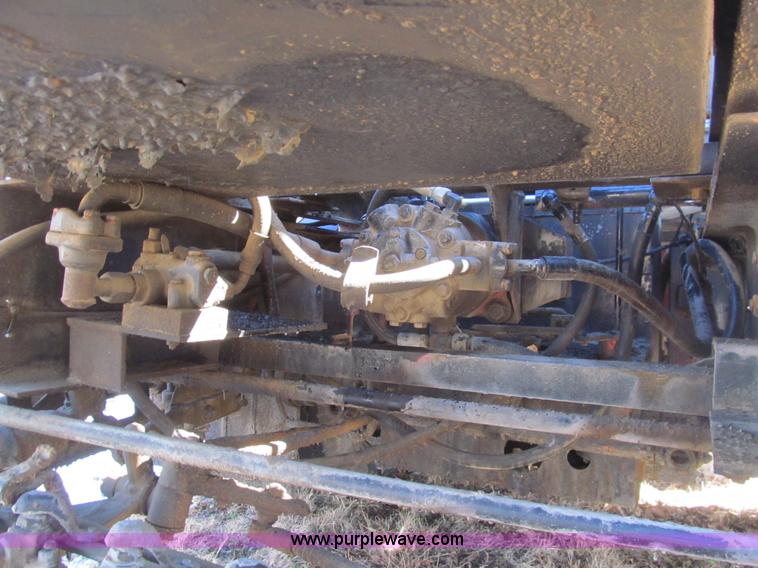 image for item I7147 1981 International S1624 oil distribution truck