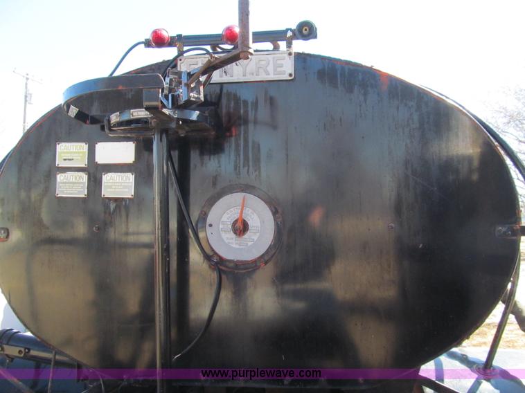 image for item I7147 1981 International S1624 oil distribution truck