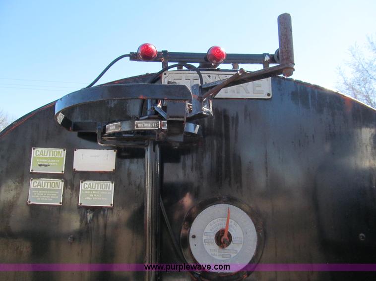 image for item I7147 1981 International S1624 oil distribution truck