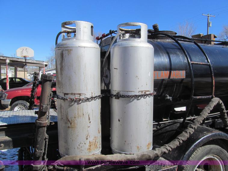 image for item I7147 1981 International S1624 oil distribution truck