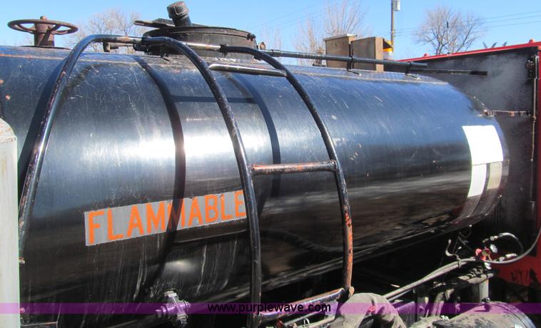 image for item I7147 1981 International S1624 oil distribution truck