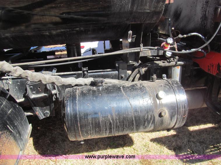 image for item I7147 1981 International S1624 oil distribution truck