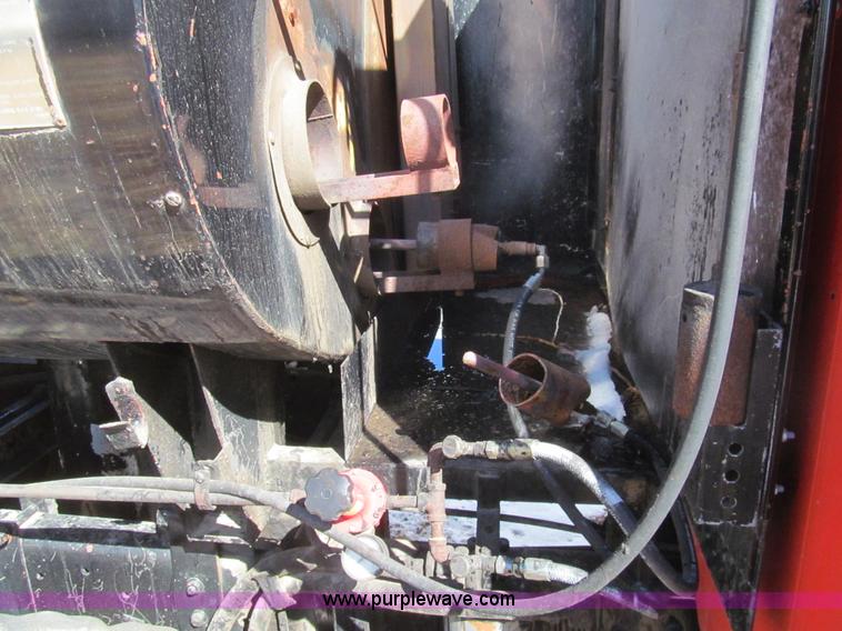 image for item I7147 1981 International S1624 oil distribution truck