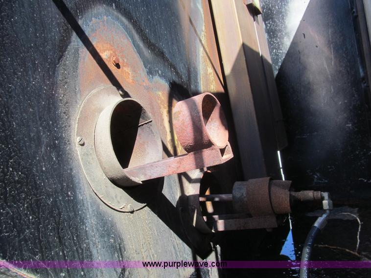 image for item I7147 1981 International S1624 oil distribution truck