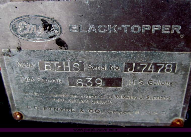 image for item I7147 1981 International S1624 oil distribution truck