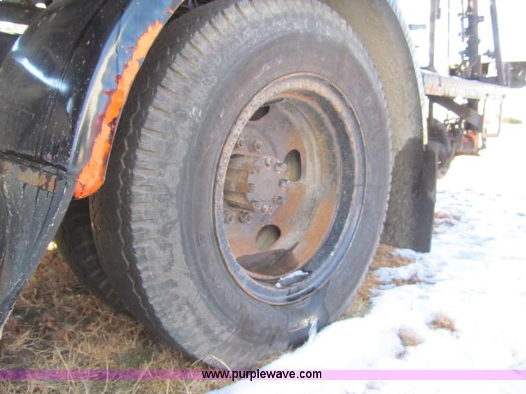 image for item I7147 1981 International S1624 oil distribution truck