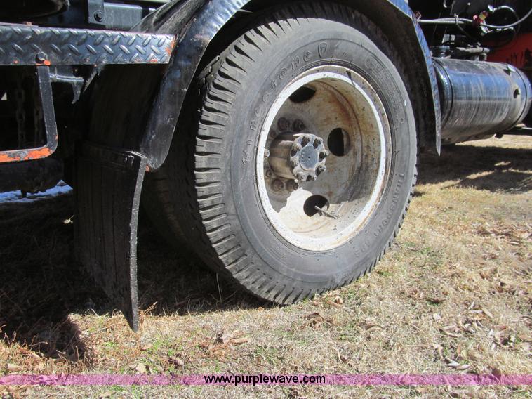 image for item I7147 1981 International S1624 oil distribution truck