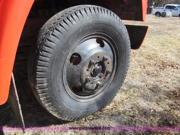 image for item I7147 1981 International S1624 oil distribution truck