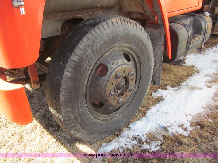 image for item I7147 1981 International S1624 oil distribution truck