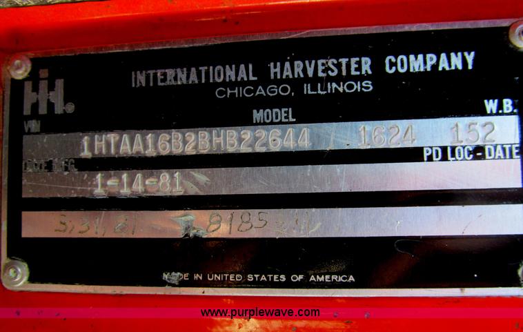 image for item I7147 1981 International S1624 oil distribution truck